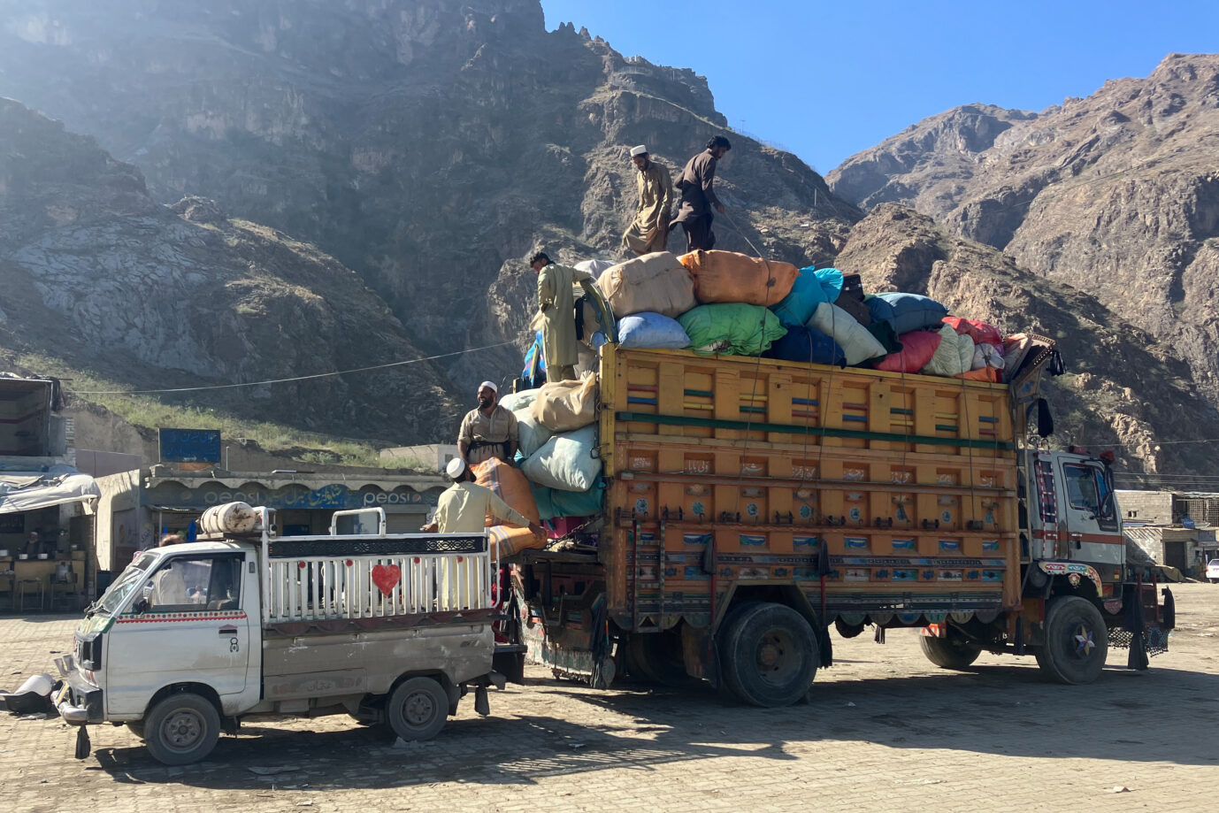 Afghanen müssen Pakistan verlassen - darunter auch viele, die eine Zusage haben, nach Deutschland geflogen zu werden. Foto: picture alliance/dpa | Nabila Lalee