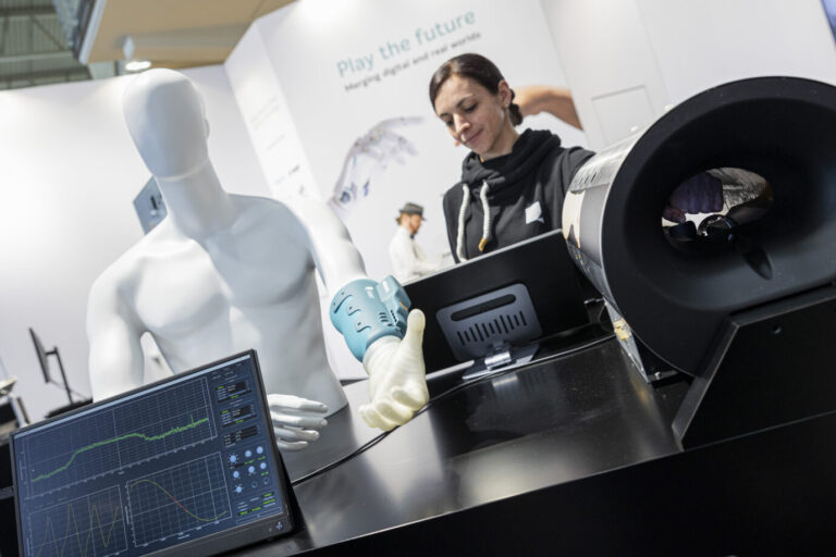 Katharina Jag-Lauber, Mitarbeiterin der Firma «Q.ANT», demonstriert am Messestand der Firma ein Human Machine Interface, welches mittels Magnetfeldsensor, Biosignale vom Menschen detektieren und für eine Maschine übersetzen kann. Es ruhen große Hoffnungen auf dem Start-up. Demonstriert wird das Interface am Beispiel einer Armprothese. Die weltgrößte Industriemesse findet vom 22. bis 26. April 2024 statt.