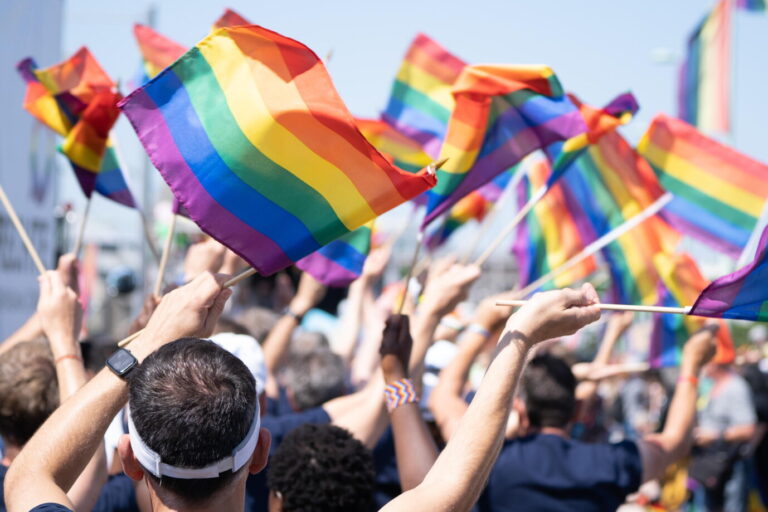 Regenbogenflaggen als politische Bekundung (Symbolbild): Die Katholische Jugend setzt sich für die Rechte von sexuellen Minderheiten ein