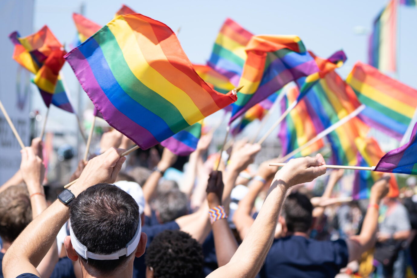 Regenbogenflaggen als politische Bekundung (Symbolbild): Die Katholische Jugend setzt sich für die Rechte von sexuellen Minderheiten ein