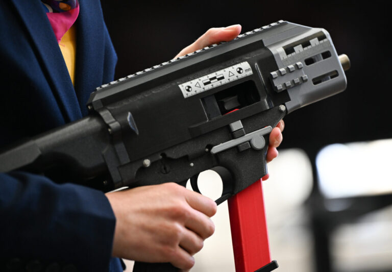 Eine Wissenschaftlerin des Bundeskriminalamts (BKA) präsentiert beim Besuch von Bundesinnenministerin Faeser eine zu Forschungszwecken vom BKA im 3D-Drucker hergestellte Waffe. Sogenannte Geisterwaffen besorgen viele Ermittler.
