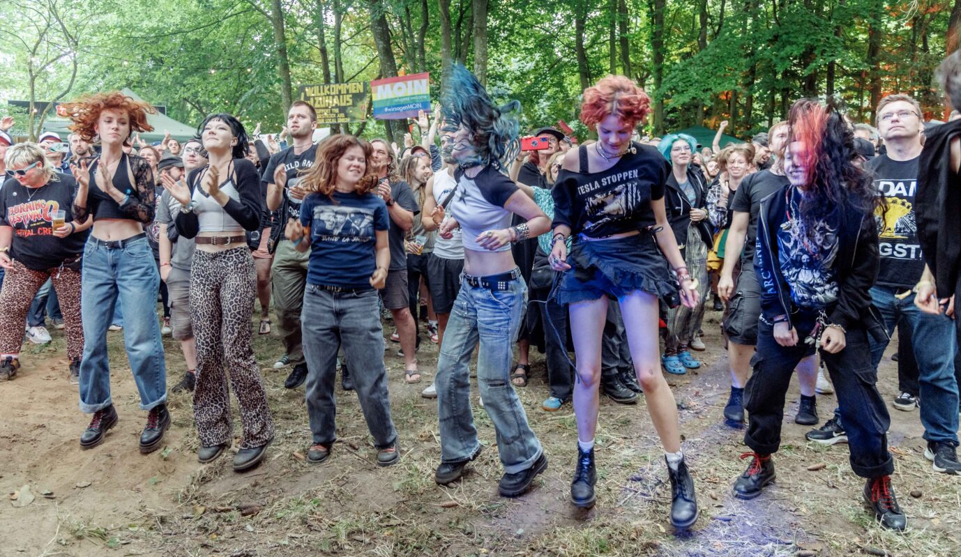 Besucher des linksextremen Festivals: Als sie sollen sollen, werden die Veranstalter sauer. Foto: picture alliance/dpa | Markus Scholz