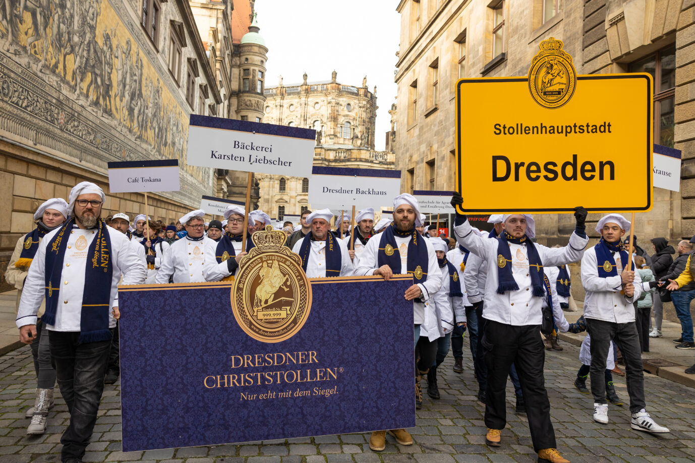 Circa 400 Teinehmer ziehen zum 30. Dresdner Stollenfest mit einem Festumzug durch die Dresdner Altstadt. Seit 1994 widmen die Mitglieder des Schutzverbandes Dresdner Stollen ihrem Dresdner Christstollen ein eigenes Fest. Im Mittelpunkt steht ein knapp zwei Tonnen schwerer Riesenstollen welcher in kleinen Portionen an die zahlreichen Besucher ver...