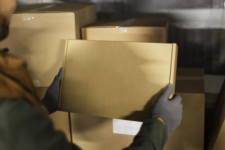Zusteller. Auf de Route des Palästinensers verschwanden auffällig viele Pakte. Die Post ging der Sache auf den Grund. Symbolbild: picture alliance / imageBROKER | Oleksandr Latkun