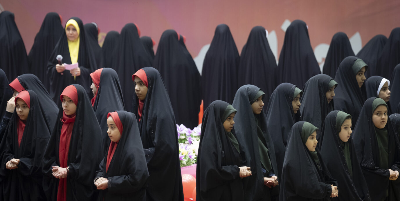 Kinder im Iran mit Hijab: Das Kleidungsstück hat auch hier Fans und Verkäufer. Foto: picture alliance / NurPhoto | Morteza Nikoubaz