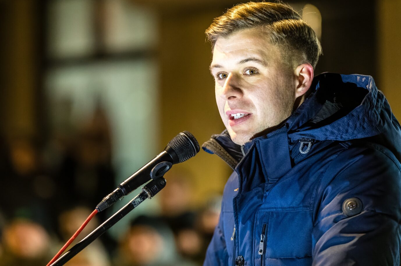 Jean-Pascal Hohm spricht am 30. Dezember bei einer AfD-Kundgebung auf dem Cottbuser Oberkirchplatz.