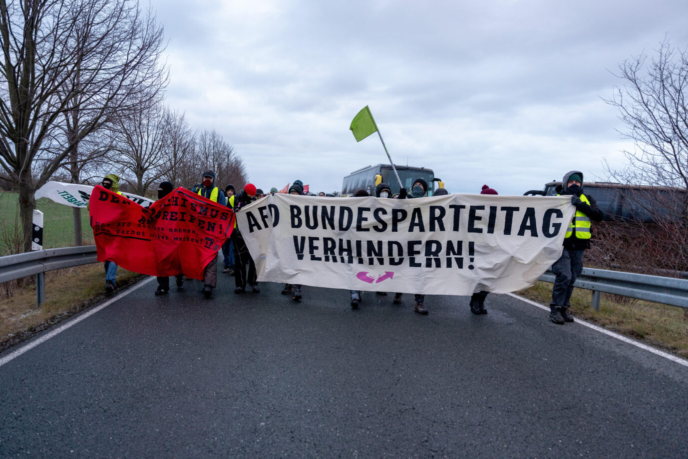 Ein Demozug der Interventionistischen Linken gegen den AfD-Parteitag in Riesa: Auch bei der Parteijugend-Neugründung in Hessen rufen Linksradikale zu Gegenprotesten auf.