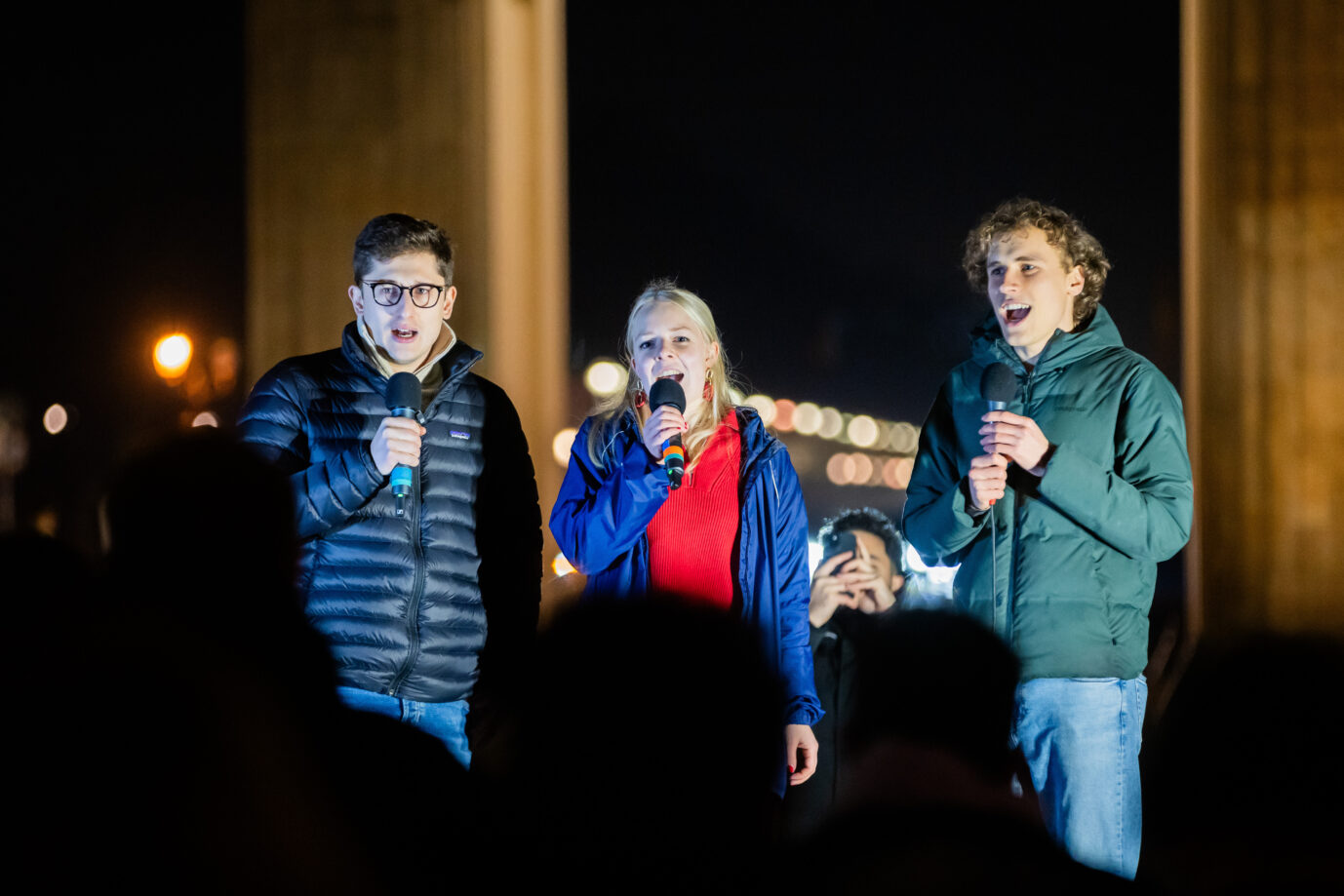 Philipp Türmer (l-r), Bundesvorsitzender der Jungsozialisten (Jusos), und Jette Nietzard und Jakob Blasel, beide Bundesvorsitzende der Grünen Jugend, stehen bei einer Kundgebung gegen die Asylpolitik von CDU/CSU und der AfD am Brandenburger Tor auf der Bühne. Sie sind ähnlicher Meinung beim Thema Rente.