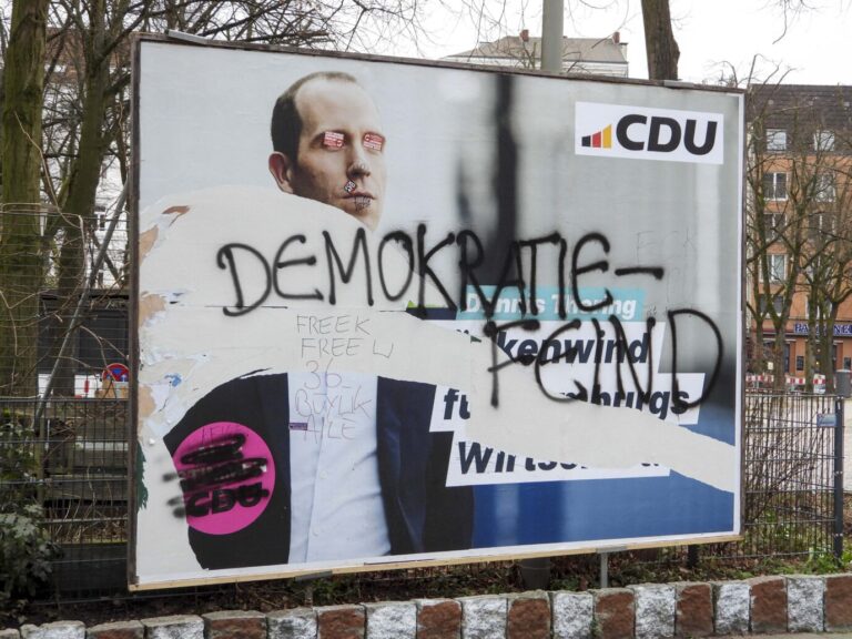 Wahlplakat der CDU mit Farbe beschmiert, zum Teil übermalt und mutwillig zerstört. Wahlwerbung zur Bundestagswahl am 23. Februar und zur Hamburger Bürgerschaftswahl am 2. März 2025. Die Wahlplakate der einzelnen Parteien am Straßenrand werden immer mehr zum Ziel der Zerstörung. Die Wut und der Protest gegen die Parteien und ihre Politik scheinen immer mehr in Aggressionen und Gewalt umzuschlagen. Ein mit Farbe beschmiertes, zum Teil übermalt und mutwillig zerstörtes Wahlplakat der CDU in Hamburg: kein Einzelfall. Foto: picture alliance / ABBfoto | –