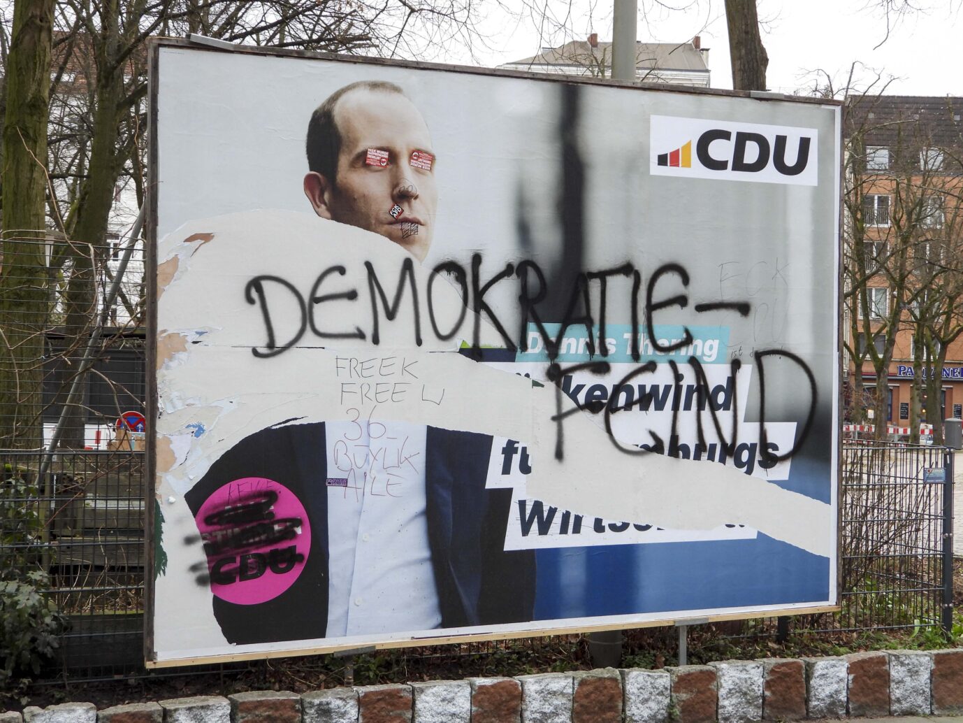 Wahlplakat der CDU mit Farbe beschmiert, zum Teil übermalt und mutwillig zerstört. Wahlwerbung zur Bundestagswahl am 23. Februar und zur Hamburger Bürgerschaftswahl am 2. März 2025. Die Wahlplakate der einzelnen Parteien am Straßenrand werden immer mehr zum Ziel der Zerstörung. Die Wut und der Protest gegen die Parteien und ihre Politik scheinen immer mehr in Aggressionen und Gewalt umzuschlagen. Ein mit Farbe beschmiertes, zum Teil übermalt und mutwillig zerstörtes Wahlplakat der CDU in Hamburg: kein Einzelfall. Foto: picture alliance / ABBfoto | –