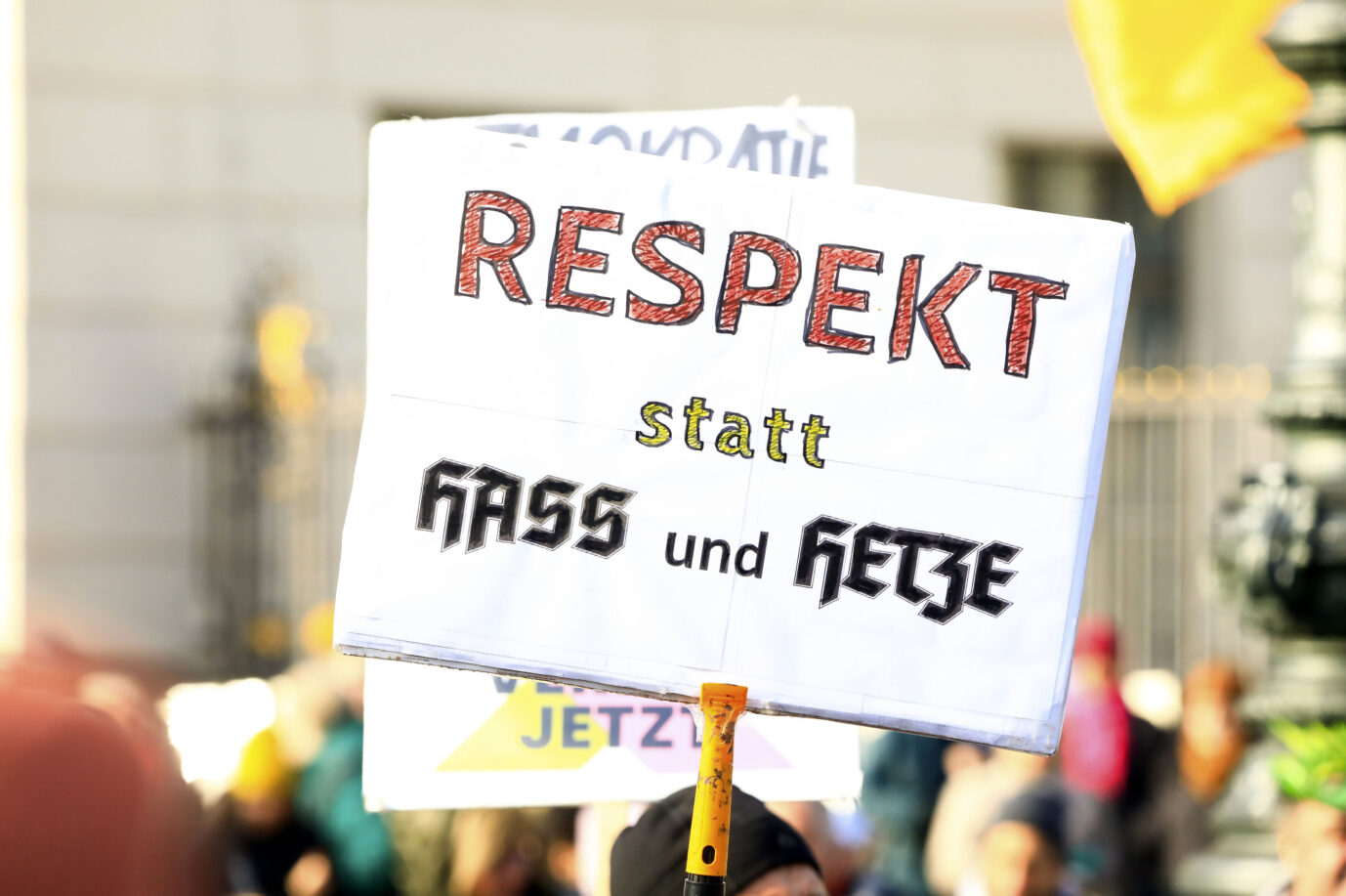 Ein Transparent auf einer Kundgebung für „unsere Demokratie“ in Berlin, auf dem "Respekt statt Haß und Hetze" steht: Josef Schüßlburner erfuhr alles andere als Respekt wegen seiner Ansichten. (Themenbild/Symbolbild)