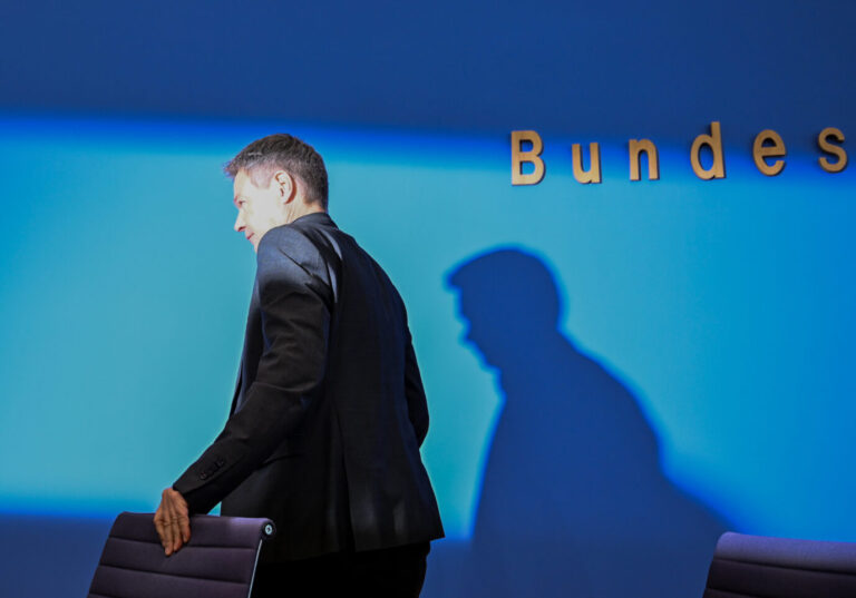 Kanzlerkandidat Robert Habeck (Bündnis 90/Die Grünen), Bundesminister für Wirtschaft und Klimaschutz, verlässt im Haus der Bundespressekonferenz nach einer Pressekonferenz den Saal. Am Vortag fand die vorgezogene Wahl zum 21. Deutschen Bundestag statt. Auf und davon: Robert Habeck verabschiedet sich aus dem Bundestag mit Selbstmitleid und Beleidigungen. Foto: picture alliance/dpa | Soeren Stache