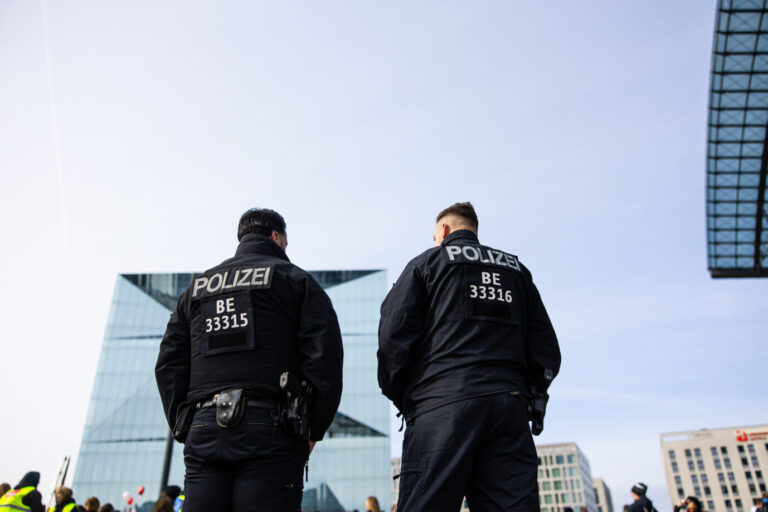 Polizisten konnten den staatenlosen Mann schließlich in Gewahrsam nehmen. Symbolbild: picture alliance / Rainer Keuenhof | Rainer Keuenhof