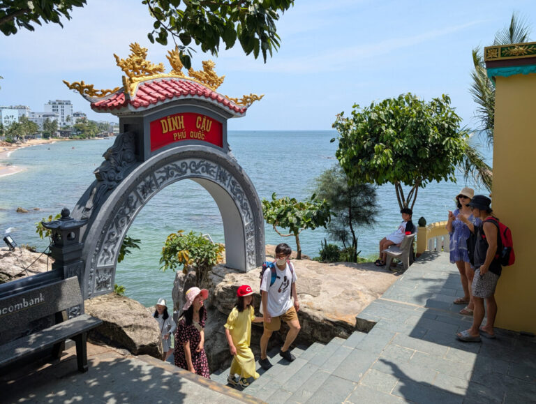 Touristen besuchen einen Tempel: Doch Vietnam hat mittlerweile viel mehr zu bieten und ist wirtschaftlich auf der Überholspur.