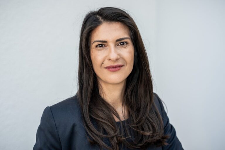 Serap Güler (CDU) designierte Staatsministerin im Bundesministerium des Auswärtigen, aufgenommen beim Bundesausschuss der CDU. Sie kritisiert die Pläne, verletzte Kinder aus Gaza aufzunehmen. Bei dem kleinen Parteitag der CDU soll die Zustimmung zu einem Koalitionsvertrag der Union mit der SPD zur Bildung einer Bundesregierung erfolgen und die künftigen Minister vorgestellt werde.