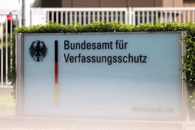 Das Bundesamt für Verfassungsschutz (BfV) in Chorweiler. Die Sicherheitsbehörde hat die Partei Alternative für Deutschland (AfD) nun als 'gesichert rechtsextremistisch' eingestuft. Grundlage für diese Einstufung sei ein nicht öffentliches Gutachten. Zuvor hatte die AfD in Umfragewerten die Union überholt. (Themenbild, Symbolbild) Köln, 02.05.2025