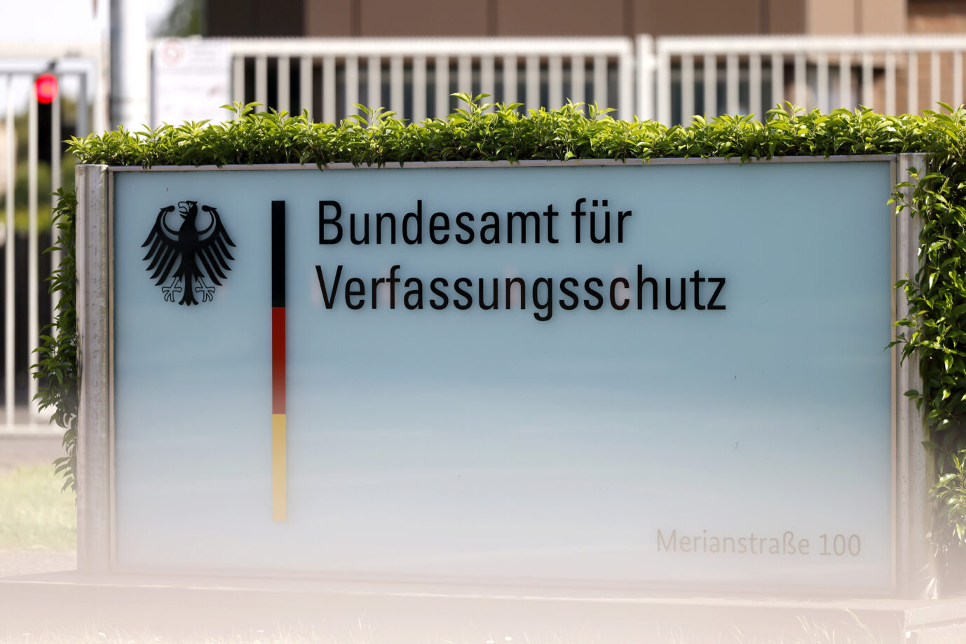 Das Bundesamt für Verfassungsschutz (BfV) in Chorweiler. Die Sicherheitsbehörde hat die Partei Alternative für Deutschland (AfD) nun als 'gesichert rechtsextremistisch' eingestuft. Grundlage für diese Einstufung sei ein nicht öffentliches Gutachten. Zuvor hatte die AfD in Umfragewerten die Union überholt. (Themenbild, Symbolbild) Köln, 02.05.2025