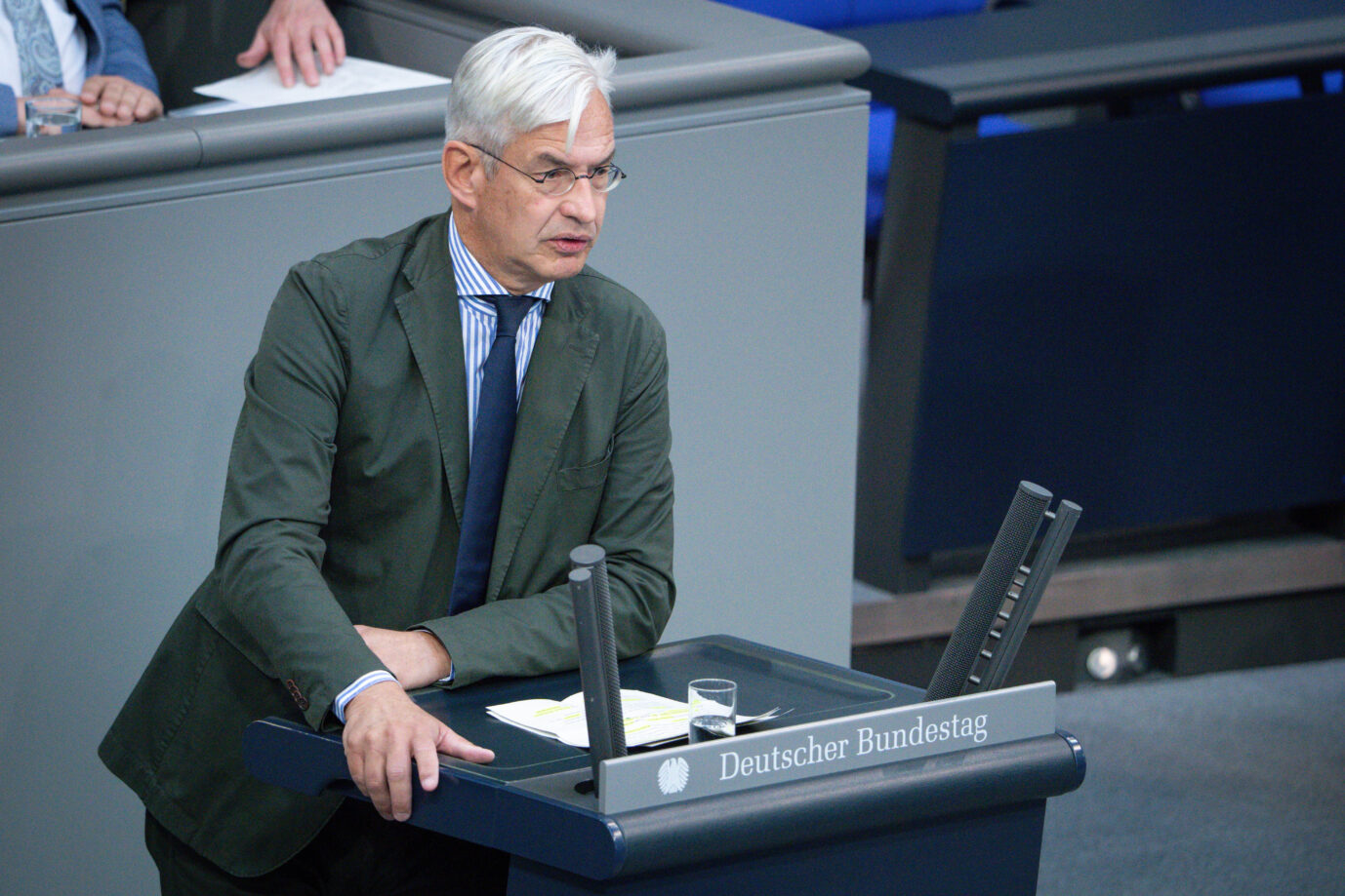 Mathias Middelberg (CDU) im Portrait bei seiner Rede zum Tagesordnungspunkt Finanzen und Haushalt bei der 4. Sitzung des Deutschen Bundestag in Berlin, Er findet, daß es zu viele Afghanen und Syrer im Bürgergeld gibt. 15.05.2025