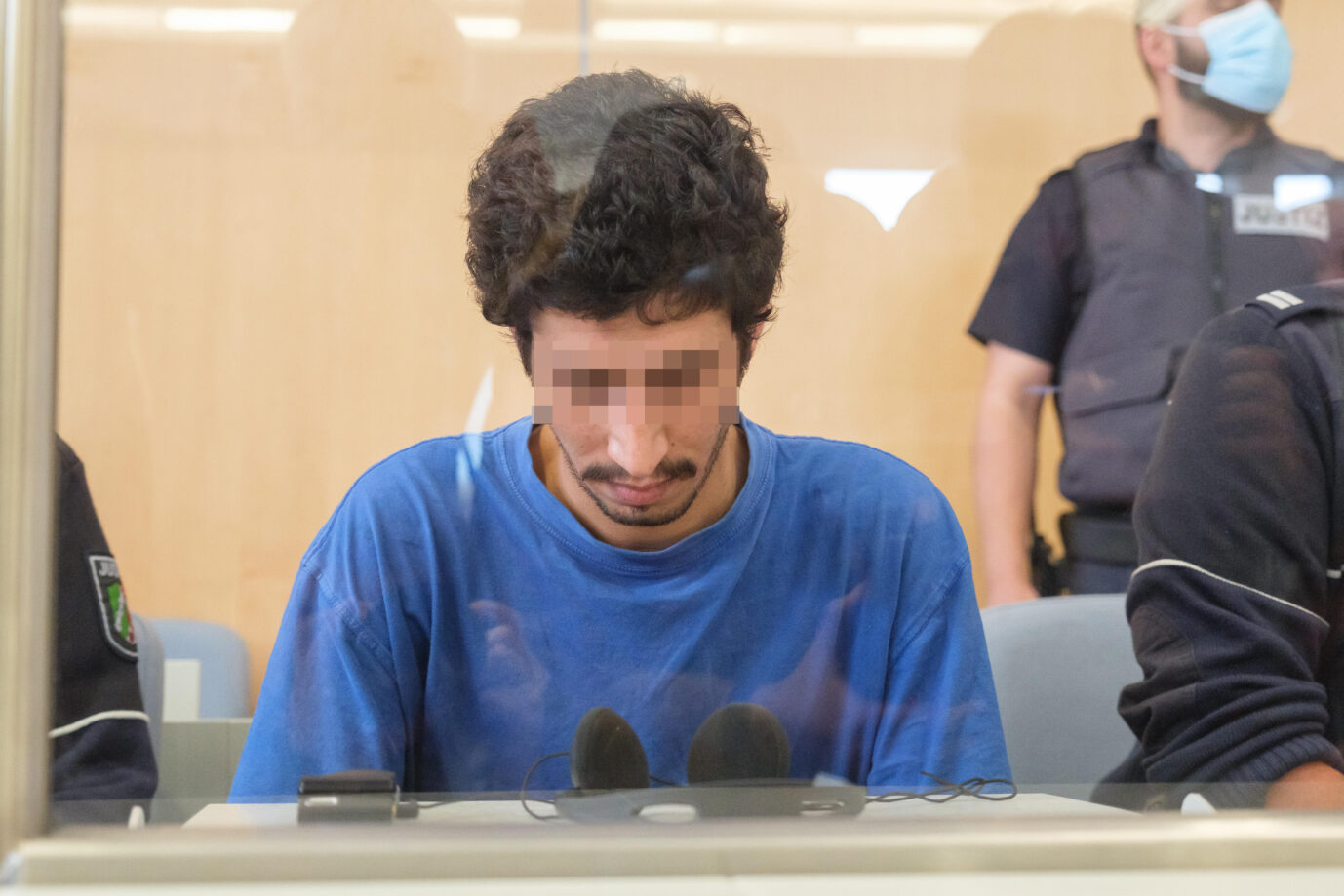 Issa Al H. am Dienstag (27.05.2025) vor dem Duesseldorfer Oberlandesgericht (OLG) wegen dreifachen Mordes und zehnfachen versuchten Mordes sowie wegen Mitgliedschaft in der Terrororganisation "Islamischer Staat" (IS). Der 27-jaehrige Syrer soll am 23. August vergangenen Jahres gezielt auf Besucher eines Solinger Stadtfestes eingestochen haben. Deutschland verachtet er.