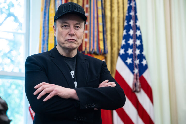 Das Bild zeigt Elon Musk im Weißen Haus.