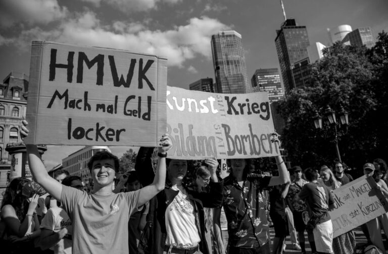 Studenten protestieren gegen Sparpläne der hessischen Landesregierung an den Hochschulen in Frankfurt: In Deutschland bricht jeder Dritte sein Studium ab. Die Debatten über Bildungspolitik erhitzen die Gemüter. (Themenbild)