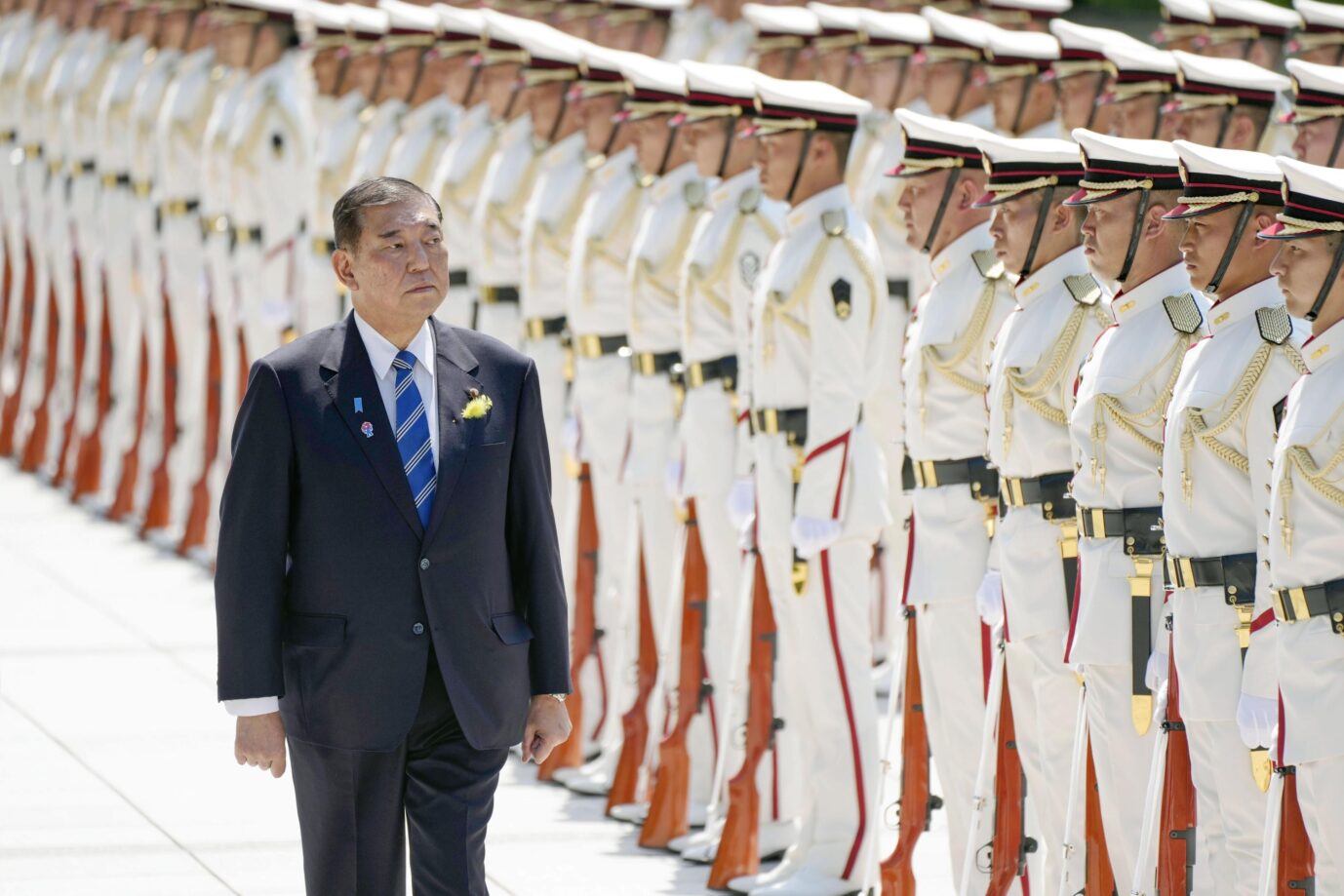 Das Bild zeigt Japans Premierminister Shigeru Ishiba bei einer Militärparade in Tokio.