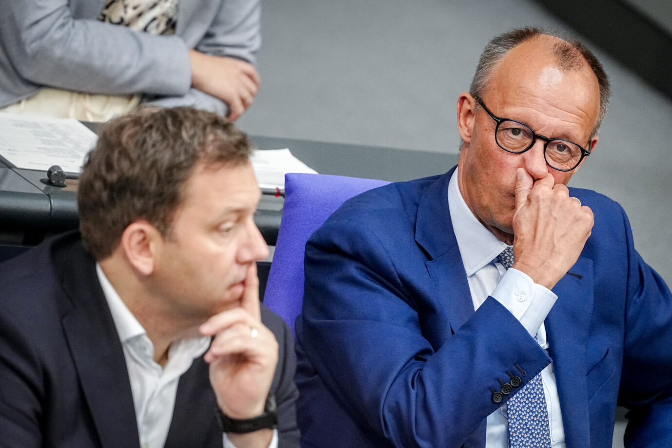 Lars Klingbeil (SPD, l), Bundesminister der Finanzen, Vizekanzler und SPD-Bundesvorsitzender, und Bundeskanzler Friedrich Merz (CDU) nehmen an der Sitzung des Bundestags teil. Ein Tagesordnungspunkt ist die Wahl von Richtern für das Bundesverfassungsgericht.