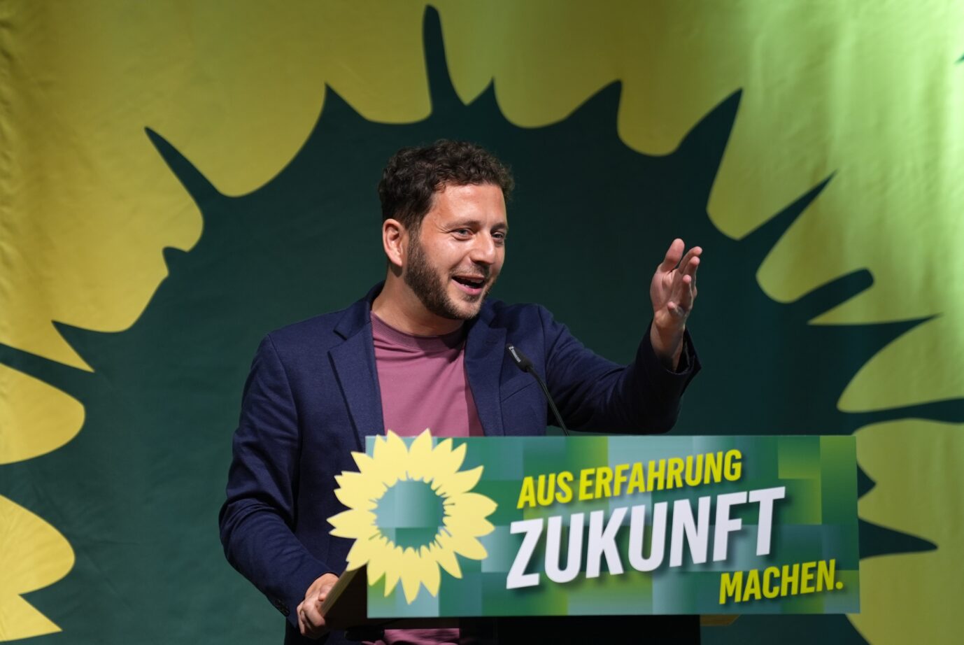 Auf die Frage, ob er Deutschland lieben würde, kommt Felix Banaszak in Erklärungsnot. Foto: picture alliance/dpa | Marcus Brandt