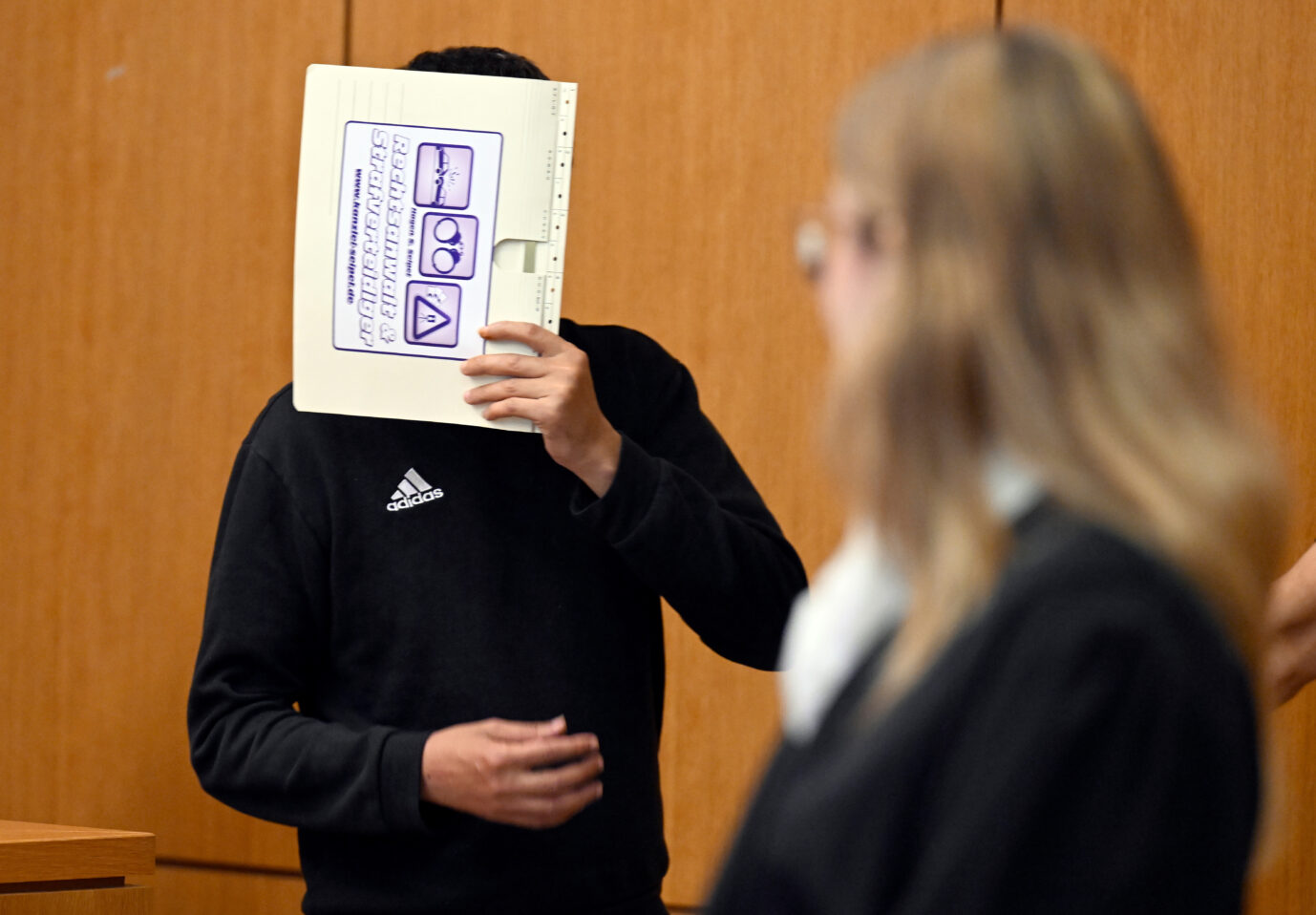 Der abgelehnte Asylbewerber wartet mit seiner Anwältin auf den Prozessbeginn wegen zehnfachen versuchten Mordes. Foto: picture alliance/dpa | Roberto Pfeil