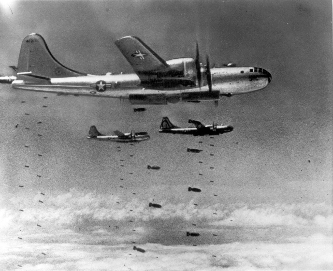 US-Bomber vom Typ B-29 werfen ihre tödliche Fracht auf Nordkorea ab.