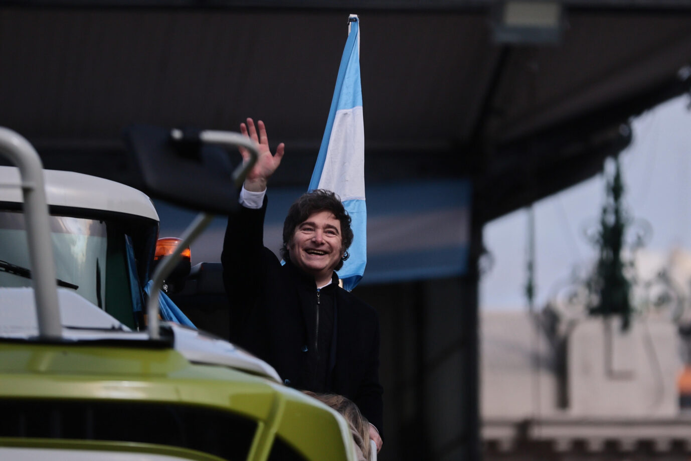 BUENOS AIRES, ARGENTINIEN – 26. JULI: Der argentinische Präsident Javier Milei besucht am 26. Juli 2025 die Landwirtschaftsausstellung in Buenos Aires, Argentinien. Bei der Eröffnung der Ausstellung kündigte er eine dauerhafte Senkung der Steuern auf Agrarexporte an. Milei bestätigte, dass die Steuersenkungen für den Export von Rindfleisch, Geflügel, Sorghum, Sonnenblumen und Sojabohnen gelten und dass er auch die zuvor angekündigten vorübergehenden Steuersenkungen für Weizen und Gerste dauerhaft machen wird. Luciano Gonzalez / Anadolu