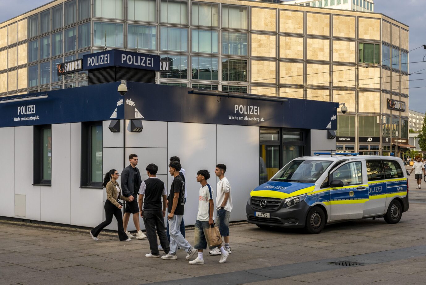 Die Polizeiwache am Berliner Alexanderplatz wurde eingerichtet, weil es dort häufig zu schweren Gewaltverbrechen kommt.