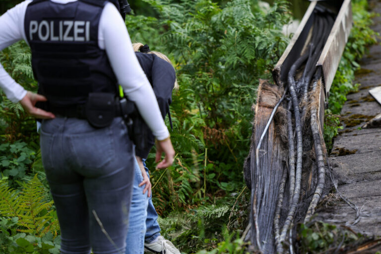Polizisten an der Bahnstrecke, an der es zur Sabotage kam.
