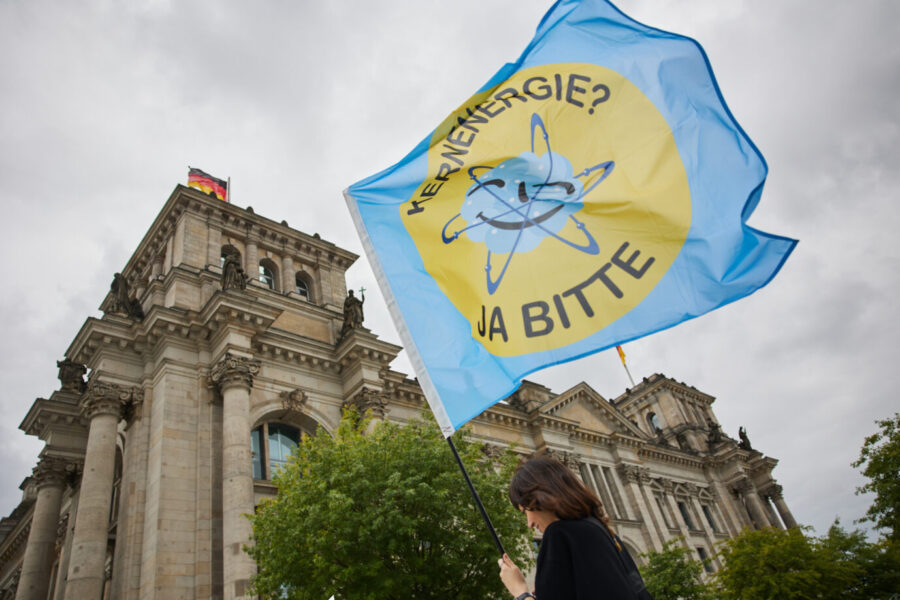 Proteste der Initiative Nuklearia e.V. Die Aufzeichnung des ARD-Sommerinterviews mit Grünen-Chef Banaszak wurde nciht gestört. Foto: picture alliance/dpa | Jörg Carstensen