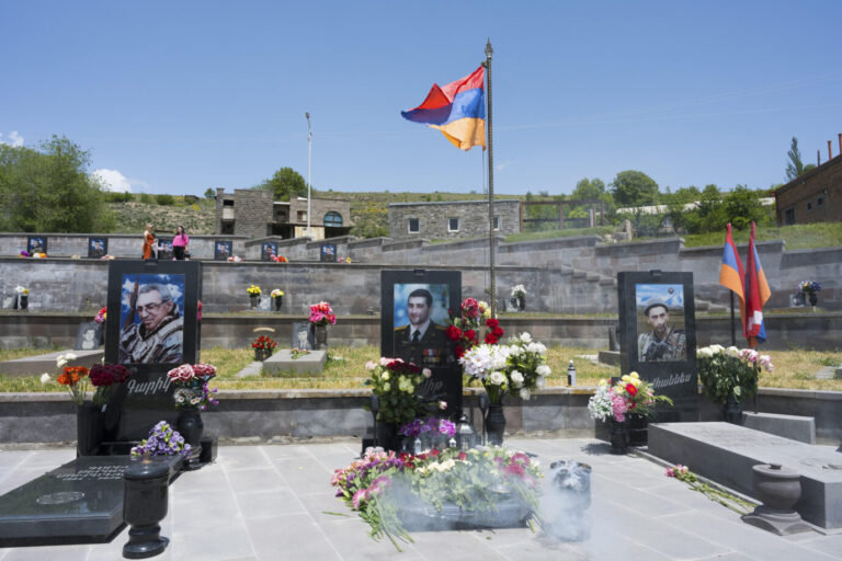 Armeniens Flagge weht über Soldatengräbern und erinnert so an den Krieg mit Aserbaidschan.