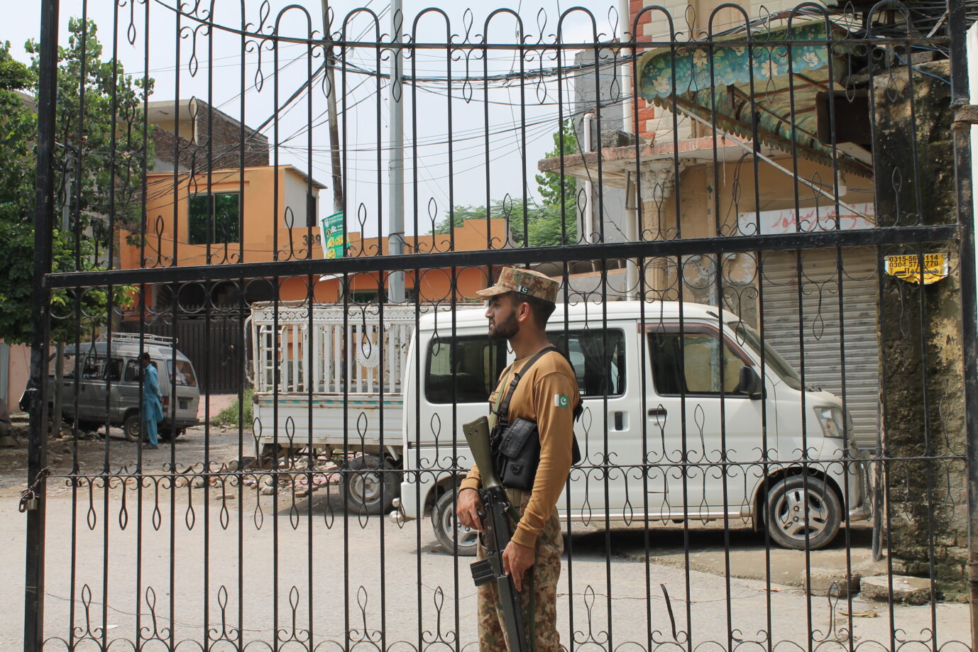 Ein Wachmann steht vor dem Haji-Abschiebezentrum in der pakistanischen Hauptstadt Islamabad. Zahlreiche Afghanen aus dem deutschen Aufnahmeprogramm befinden sich seit einigen Tagen im Abschiebezentrum. Ihnen droht die Abschiebung in ihre Heimat Afghanistan. Ein Wachmann steht vor dem Haji-Abschiebezentrum in der pakistanischen Hauptstadt: Die Bundesregierung zieht ihre Beschwerde gegen die Einreise einer 14köpfigen afghanischen Familie zurück. Foto: picture alliance/dpa | Nabila Lalee