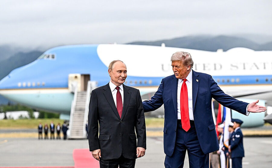 Der Gipfel in Alaska lässt viele Fragen offen. Klar scheint nur, daß Putin zurück auf der großen Weltbühne ist. Foto: picture alliance / newscom | Kremlin