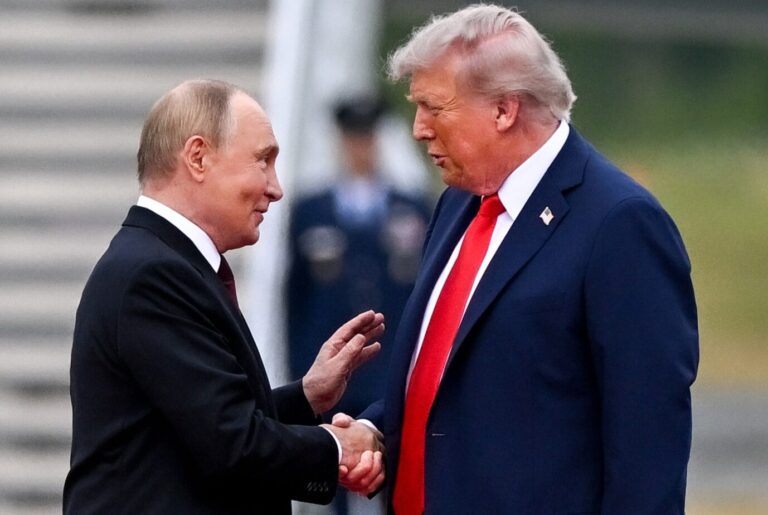 EU außen vor: Die Präsidenten Wladimir Putin (Rußland, links) und Donald Trump (USA) begrüßen sich vor dem Gipfel in Alaska.