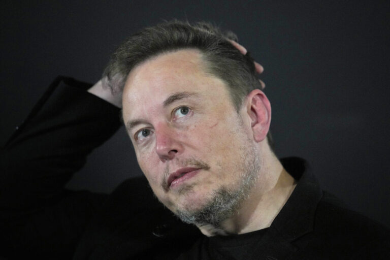 Elon Musk blickt nachdenklich und legt die Hand an den Kopf. Gegen Manager seines Netzwerks X laufen in Deutschland Ermittlungen wegen mutmaßlicher Strafvereitelung. Elon Musk: Gegen Manager seiner Plattform X laufen in Deutschland Ermittlungen wegen Strafvereitelung. Foto: picture alliance / empics | Kirsty Wigglesworth