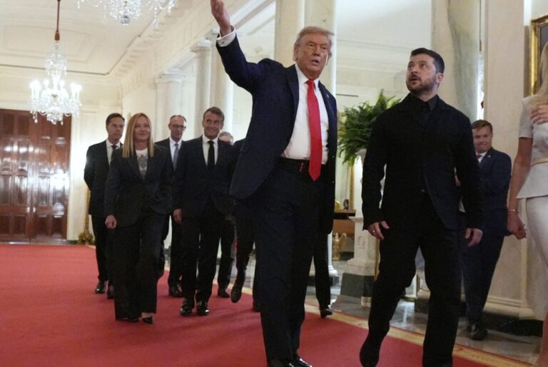US-Präsident Donald Trump mit Selenskyj im Weißen Haus. Im Hintergrund (v.l.n.r.): Nato-Generalsekretär Rutte, Italiens Ministerpräsidentin Meloni, Bundeskanzler Merz, Frankreichs Präsident Macron und Großbritannines Premierminister Starmer (verdeckt).