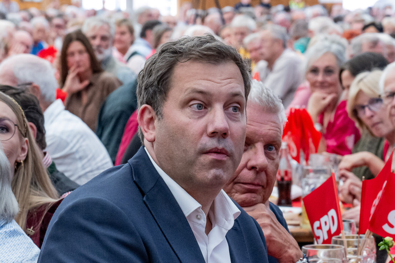 Lars Klingbeil (Vizekanzler und Finanzminister der Bundesrepublik Deutschland, Bundesvorsitzender der SPD) am Biertisch / Portrait / Portraet Politischer Dienstag auf dem Dachauer Volksfest, 19.08.2025. Foto: Eibner-Pressefoto/Franz Feiner