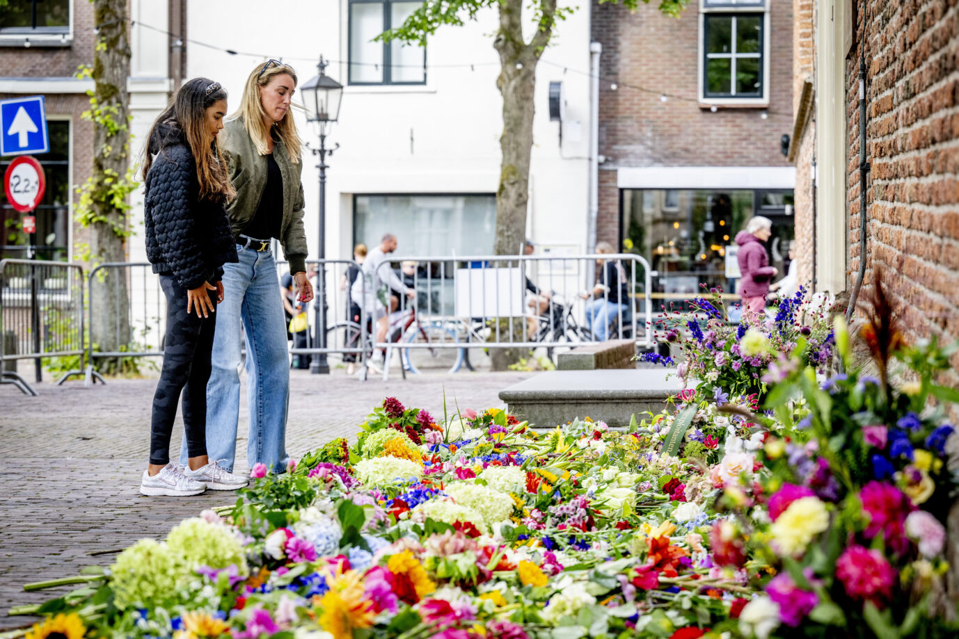 Ein Blumenmeer an der Dorfkirche zum Gedenken an Lisa, die tot am Holterbergweg in Duivendrecht aufgefunden wurde. Polizei nimmt Asylbewerber fest.