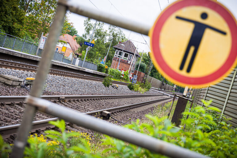 Hier wurde Liana mutmaßlich von einem Iraker vor einen Zug gestoßen. Foto: picture alliance/dpa | Moritz Frankenberg