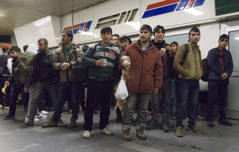 Fluechtlinge sind am 02.12.2015 mit einem IC Zug im Bahnhof Schoenefeld angekommen. Anschliessend werden sie mit Bussen zu Unterkuenften in Berlin gebracht. Viele haben jetzt einen detschen paß.