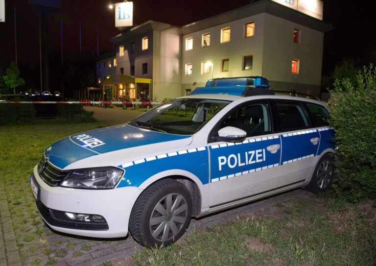 Ein Polizeieinsatz im Asylheim: Vergangenes Jahr wurden 222 Beamte in Baden-Württembergs Asylheimen Opfer von Straftaten mit Asylbewerbern als Tatverdächtigen. (Themenbild/Symbolbild)