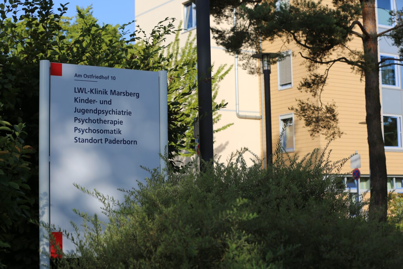 Die psychiatrische Klinik in Paderborn: Hier soll die mutmaßliche Islamistin eine Pflegekraft mit einem Küchenmesser angegriffen haben.