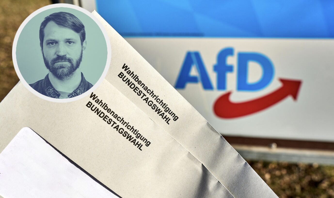 Wahlbenachrichtigungen zur Bundestagswahl vor einem Wahlplakat der AfD (Alternative für Deutschland). Symbolbild Wahl der politischen Partei AfD. Wird Deutschland zum Wächterrat?
