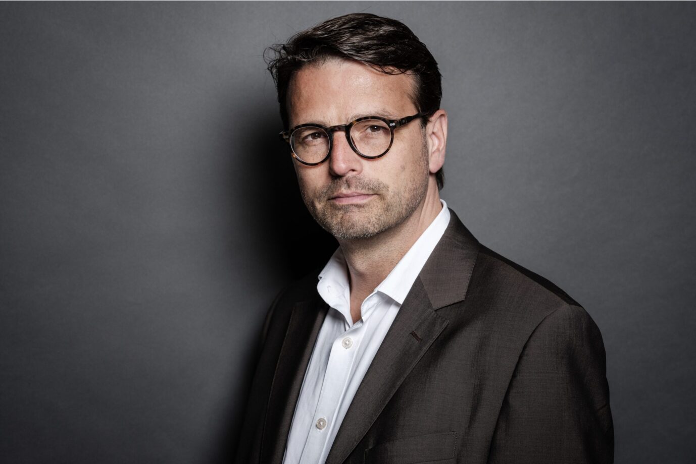 Ernst und geruhsam schaut der Wiener Psychiater und Neurowissenschaftler Raphael M. Bonelli in Richtung der Kamera – in seinem neuesten Buch beschäftigt er sich mit dem Thema des Tabus