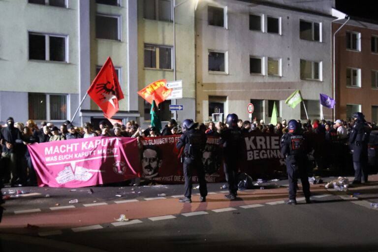 Teilnehmer der Demonstration „Rheinmetall entwaffnen“ in Köln