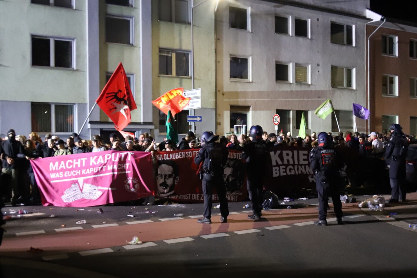 Teilnehmer der Demonstration „Rheinmetall entwaffnen“ in Köln